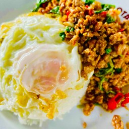 กะเพราหมูสับราดข้าว