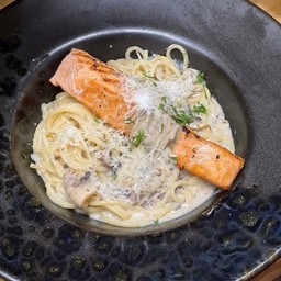 P16 พาสต้าแซลม่อนซอสคาโบนาร่า Salmon Pasta with Carbonara Sauce