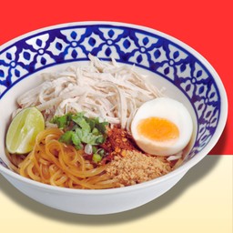 ก๋วยเตี๋ยวคลุกไก่ฉีกไข่มะตูม