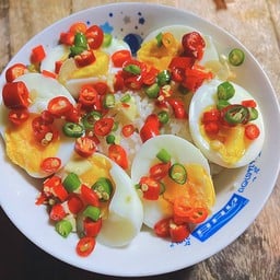 ข้าวคลุกพริกเกลือไข่ต้ม