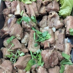 ข้าวหน้ากระดูกหมูตุ๋น