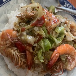 ผัดกระหล่ำปีกุ้งราดข้าว