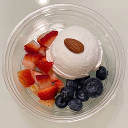 กรีกโยเกิร์ต 1 scoop + สตรอเบอร์รี่ USA + บลูเบอร์รี่