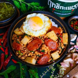 ข้าวกะเพรา หมูสับ+หมูยอ+กุนเชียง+ไข่ไก่ดาว