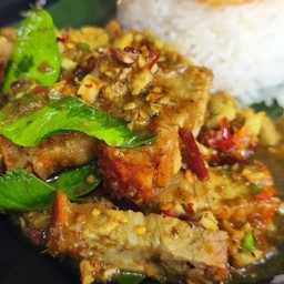 ข้าวพริกแกง หมูกรอบ