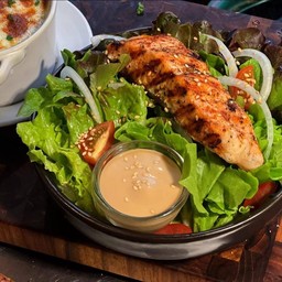 S9 สลัดผักรวมและแซลม่อนย่าง Grilled Salmon Salad