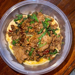 กระเพราหมูชิ้น+หมูสับและไข่ข้น