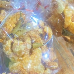 กากหมูทอดใบมะกรูด