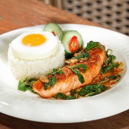 ข้าวกะเพรา สเต็กปลาแซลมอล