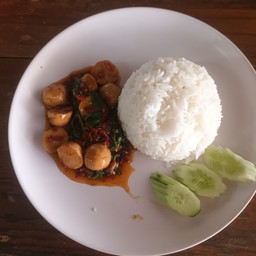 ข้าวกะเพราลูกชิ้นหมู