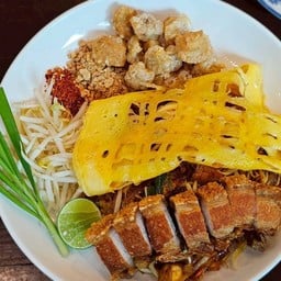 ผัดไทยภูเก็ต หมูกรอบ + กากหมูเจียว