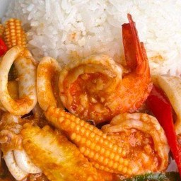 ผัดพริกแกงทะเลราดข้าว