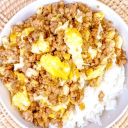 ข้าวหมูสับกระเทียมผัดไข่ (ไข่ 1 ฟอง)