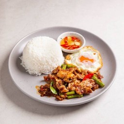 ผัดพริกแกงราดข้าวไข่ดาว Stir Fried Red Curry Meat With Fried Egg On Rice