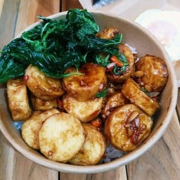 กะเพราเต้าหู้หลอดทอด (เต้าหู้หลอดแบบไข่)