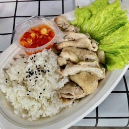 ครัวคุณหนวด : ข้าวไก่ต้มน้ำปลา น้ำจิ้มพริกเกลือ -