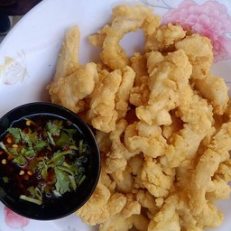 อกไก่ลอกหนังชุบแป้งทอดกรอบกระเทียมพริกไทยดำ