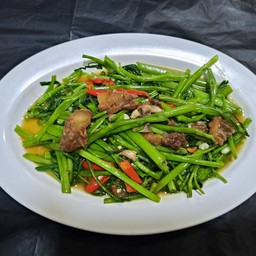 ผัดผักบุ้งไฟแดง ใส่กมูกรอบ