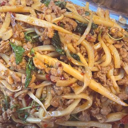 กะเพราหมูสับหน่อไม้ ราดข้าว