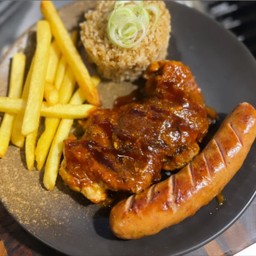 สเต็กสันคอหมูบาบีคิวและไส้กรอกหมูรมควัน