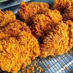 สะโพกไก่ทอดหั่น 4 ชิ้น