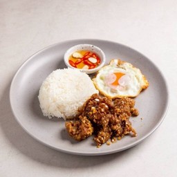 ข้าวทอดกระเทียมไข่ดาว Garlic Meat With Rice