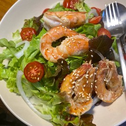 S6 สลัดผักรวมและกุ้งย่าง Mix Vegetable Salad and grilled shrimp