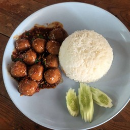 ข้าวกะเพราลูกชิ้นเนื้อ