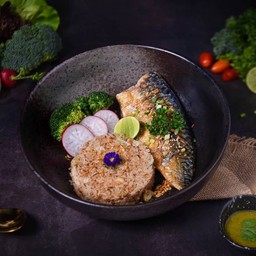 ข้าวผัดกระเทียม-ปลาซาบะย่าง