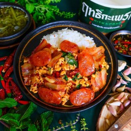 ข้าวกะเพรา ไก่สับ+เบคอน+กุนเชียง