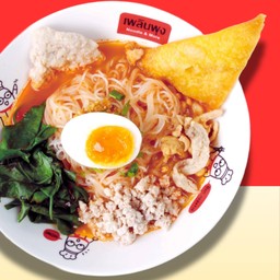 ก๋วยเตี๋ยวต้มยำตำลึงไข่มะตูม