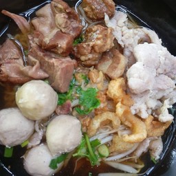 เส้นใหญ่น้ำ หมูน้ำแดง