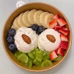 กรีกโยเกิร์ต 2 scoops + ผลไม้ 4 อย่าง