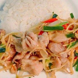 ผัดพริกขิงหมูราดข้าว