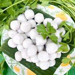 นายกั้ง ยำลูกชิ้นปลาเยาวราช เจ้าเก่า (ตลาดคลองถม กล้วยกล้วย ลพบุรี)