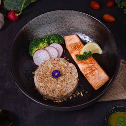 ข้าวผัดกระเทียม-ปลาแซลมอนย่าง