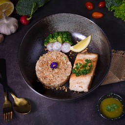 ข้าวผัดกระเทียม-ปลากะพงย่าง