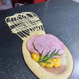 เบคอนกลมชีส