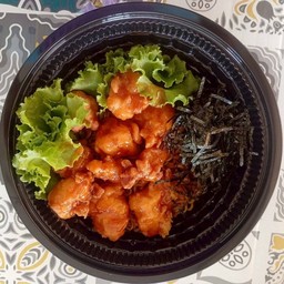 ม่าม่า+ไก่กรอบราดซอสบาบิคิว