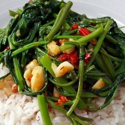 ผัดผักบุ้งไฟแดงปลาดอลลี่ราดข้าว+ไข่ดาว