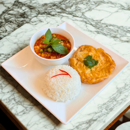 ข้าวไข่เจียวแพนงหมูยอดมะพร้าว