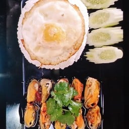 ข้าวซอสกะเพราหอยแมลงภู่-ไข่ดาว