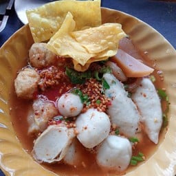ก๋วยเตี๋ยวลูกชิ้นปลาแท้ By หนูนา เส้นบ้านกล้วยตรงข้ามหมู่บ้านบุศรินทร์