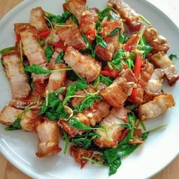 กระเพราหมูกรอบราดข้าว