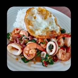 กระเพราทะเลราดข้าวไข่ดาว