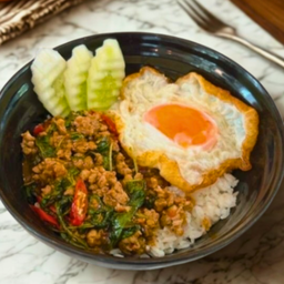 กะเพราหมูสับ ไข่ดาว