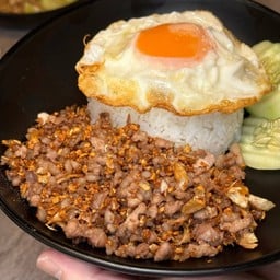 ข้าวเนื้อสับผัดกระเทียม