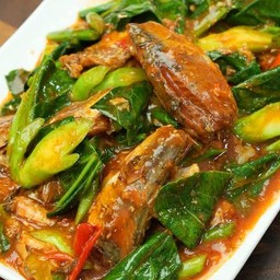 ผัดคะน้าปลากระป๋องราดข้าว