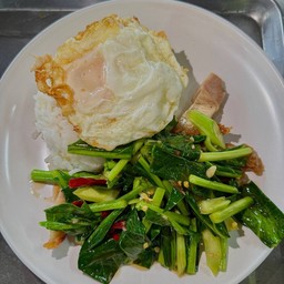 คะน้าหมูกรอบราดข้าว