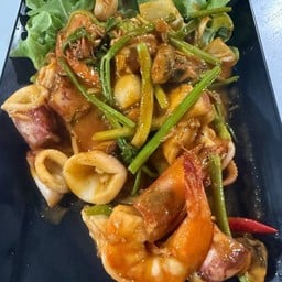 ทะเลผัดไข่เค็ม   Fried seafood with salted egg